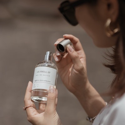 香水をつける女性イメージ画像